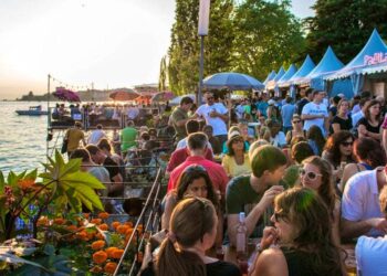 A lo largo de los paseos junto al lago, durante el Festival de Jazz de Montreux, los visitantes se reúnen una vez más para disfrutar de la música y de las delicias culinarias sin necesidad de entrada. (imagen de archivo)