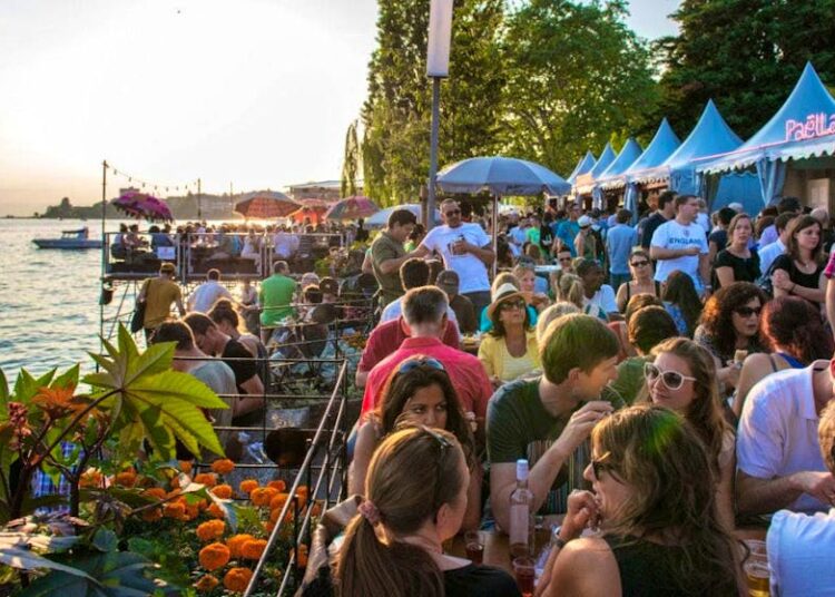 A lo largo de los paseos junto al lago, durante el Festival de Jazz de Montreux, los visitantes se reúnen una vez más para disfrutar de la música y de las delicias culinarias sin necesidad de entrada. (imagen de archivo)