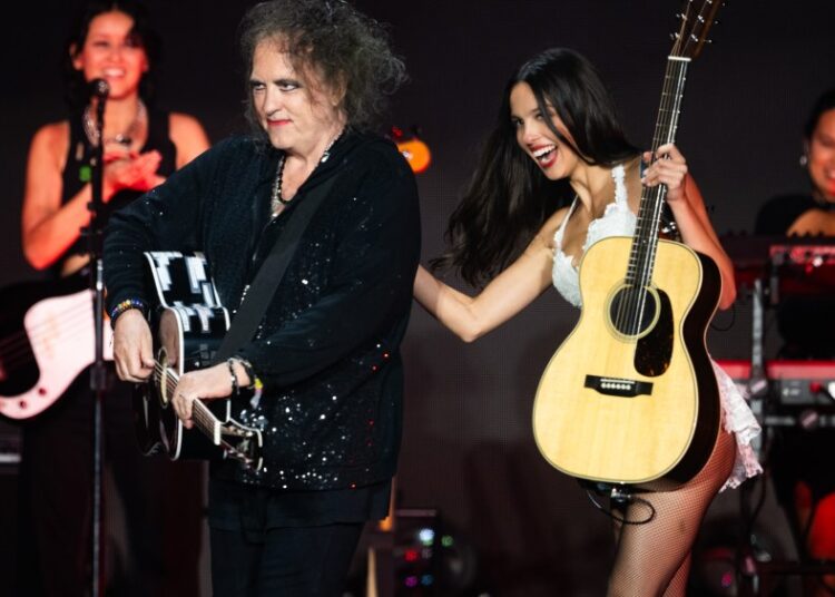Olivia Rodrigo estrena dueto con Robert Smith, '¿Qué me pasa?