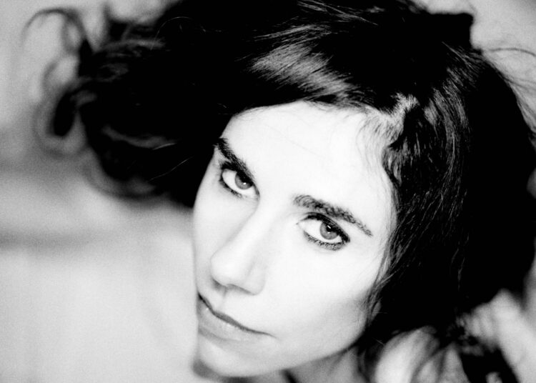 PJ Harvey mira al espacio en su nuevo y exuberante sencillo 'Voyager'