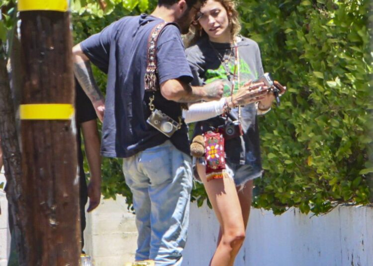 El cantante parecía relajado durante una salida informal con el músico Hayden Karchmer, lo que alimentó los rumores de romance.