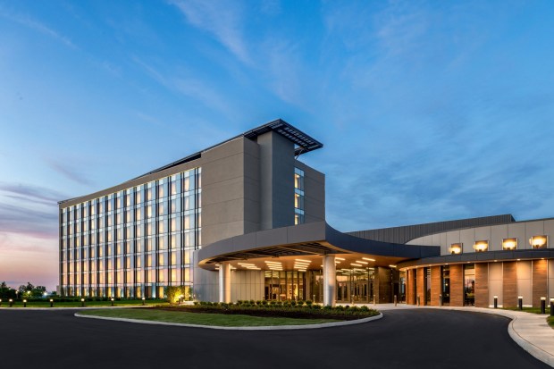 PENN Entertainment Inc., con sede en Wyomissing, marcó la inauguración el jueves 11 de junio de su nueva torre de hotel en Hollywood Casino Columbus. La torre de 150.000 pies cuadrados cuenta con 203 habitaciones. (Cortesía de Penn Entertainment Inc.)