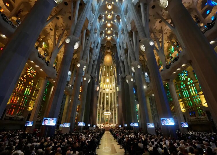 Polémica por la expulsión de 600 cantantes de la Sagrada Familia porque algunos llevaban esteladas: "¡Qué vergüenza!"