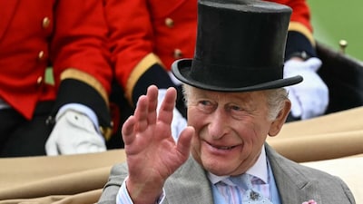 El rey Carlos III de Gran Bretaña saluda a su llegada el segundo día de la reunión de carreras de caballos Royal Ascot en Ascot, al oeste de Londres, el 17 de junio de 2026. (AFP)