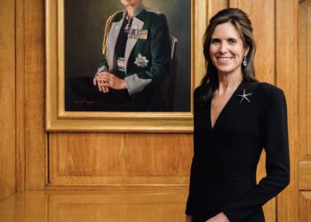Louise Pragnell lleva un broche de la empresa de joyería de su familia junto a su segundo retrato de la princesa Ana.