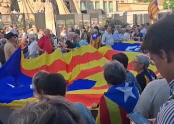 Protesta en la Sagrada Familia por el trato a unos cantantes que quisieron entonar Els Segadors ante el papa