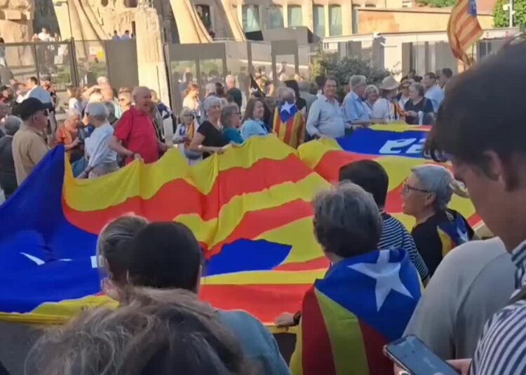 Protesta en la Sagrada Familia por el trato a unos cantantes que quisieron entonar Els Segadors ante el papa