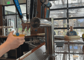 La zona de entretenimiento del centro de Redding ha estado funcionando durante los últimos seis meses, atrayendo a miles de personas durante eventos importantes e impulsando el negocio de los bares y cervecerías participantes, según funcionarios de la ciudad y dueños de negocios. 12/06/26 (KRCR)