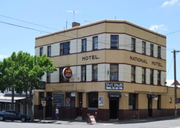 Revista Forté | Música y estilo de vida | Noches nostálgicas, Nash Trash y la nueva era que mantienen a The National Hotel como un favorito local
