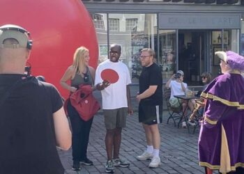 Josie Gibson, Kiell Smith-Bynoe y Rob Beckett estaban filmando un nuevo programa de juegos llamado Let's Play Ball en el centro de la ciudad de Canterbury.