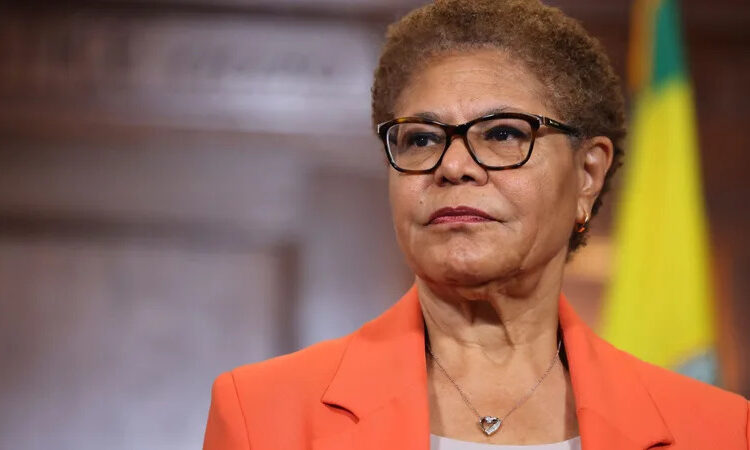 Karen Bass enfrentó críticas de los partidarios de Pratt después de que varias celebridades respaldaran su candidatura a la alcaldía. Por: ZUMAPRESS.com/MEGA