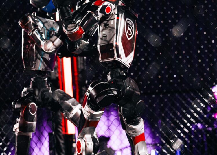 Los robots se enfrentan en el ring como entretenimiento principal para la recaudación de fondos Rumble for Rescue en San Clemente.