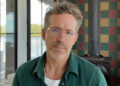 Ryan Reynolds con gafas en Mint Mobile Ad.