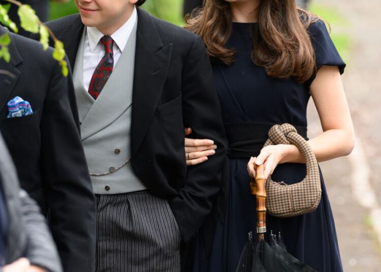 Samuel Chatto y Eleanor Ekserdjian llegan a la boda real de Peter Phillips y Harriet Sperling en la Iglesia de Todos los Santos el 6 de junio de 2026 en Kemble, Inglaterra.