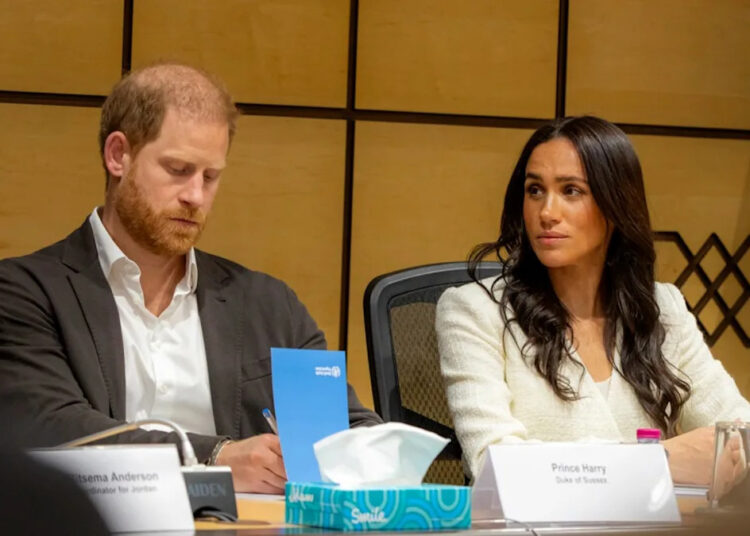 Se informa que un miembro de la realeza planea "evitar" a Harry y Meghan durante su visita al Reino Unido en medio de afirmaciones de que están "en guerra"