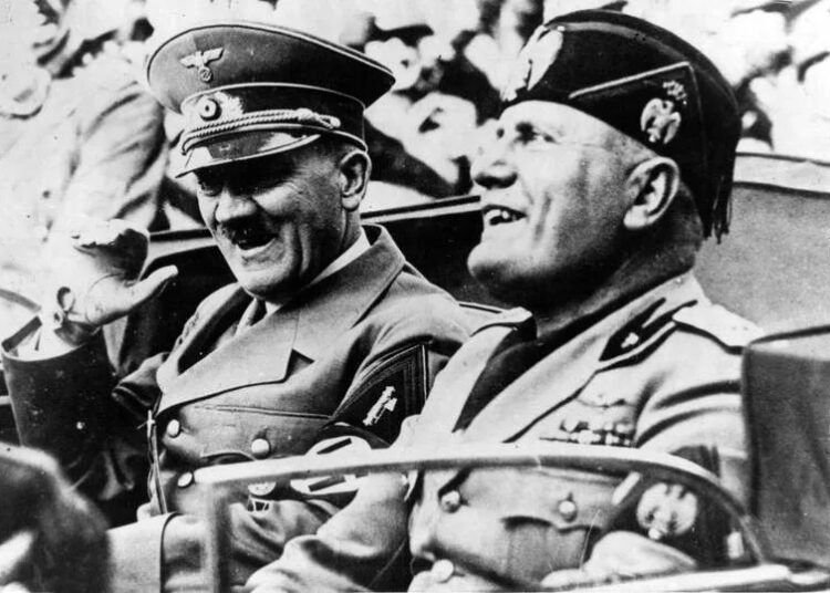 Adolf Hitler (izq.) y Duce Benito Mussolini (dcha.) conducen por Florencia en 1938, en una demostración del poder del fascismo. DB/dpa