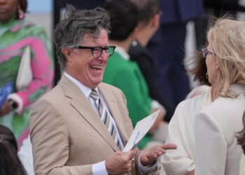 Stephen Colbert Mocks Faux Obama Scandal With Fashion