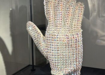 Subastan en París un guante que Michael Jackson llevó en 1988