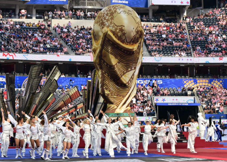 Celebridades como Halle Berry, Rob Lowe y Paris Hilton observaron cómo los artistas bailaban alrededor de un trofeo gigante de la Copa del Mundo.