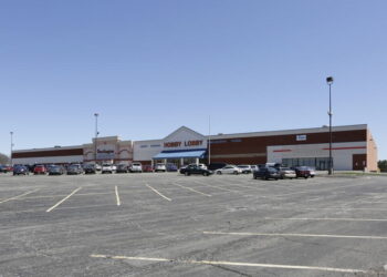 Una empresa de entretenimiento familiar firma un contrato de arrendamiento minorista en un centro comercial de West Michigan
