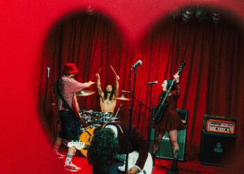 Unpeople presenta el vídeo musical de su último sencillo 'friends' – R ock 'N' L oad
