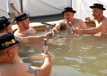 Vídeo. Cantantes de yodel suizos ensayan en fuentes públicas mientras Basilea se sofoca por el calor