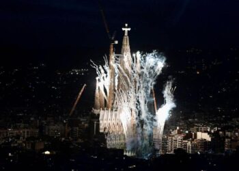 El espectáculo tras la bendición del Papa de la torre de Jesús de la Sagrada Família