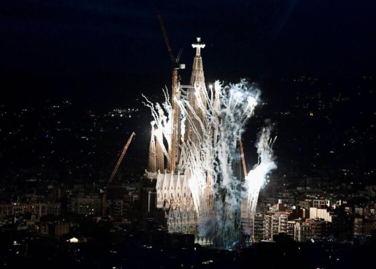 El espectáculo tras la bendición del Papa de la torre de Jesús de la Sagrada Família