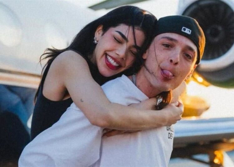Los cantantes Kenia Os y Peso Pluma confirmaron oficialmente el fin de su relación.