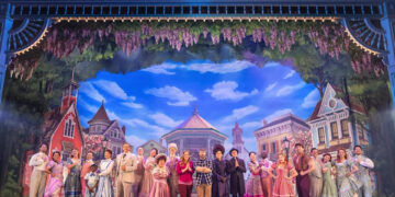 El elenco de Broadway "Schmigadoon."