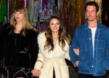 NUEVA YORK, NUEVA YORK - 13 DE DICIEMBRE: Taylor Swift (izq.) celebra su cumpleaños con Keleigh Teller y Miles Teller el 13 de diciembre de 2023 en la ciudad de Nueva York.