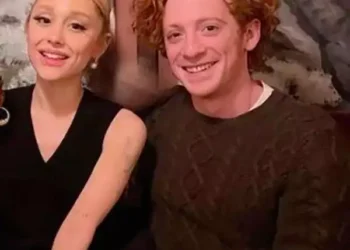 Ariana Grande y su novio Ethan Slater