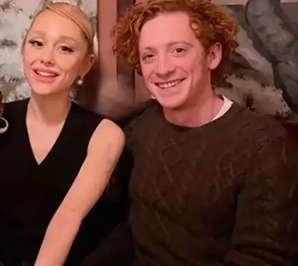 Ariana Grande y su novio Ethan Slater