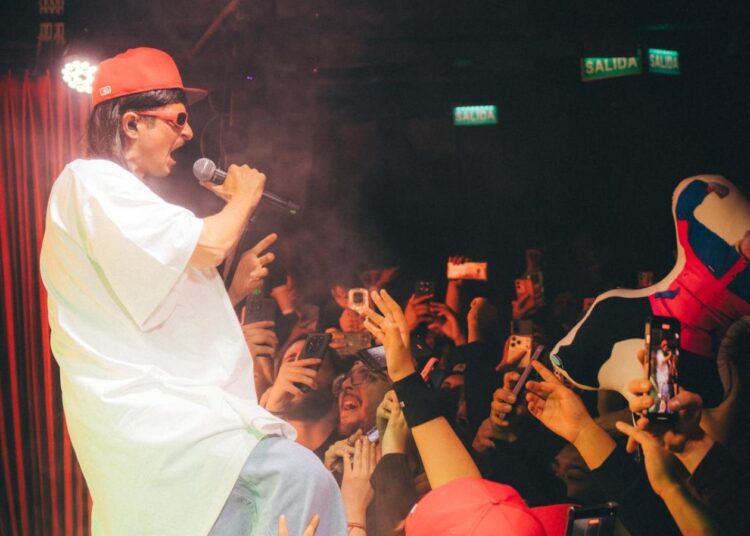 ¿Quién era Oliver Tree? Cantante fallecido en accidente aéreo que prometió regresar seguido a nuestro país