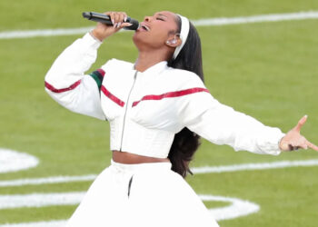 Mira a Coco Jones cantar 'Lift Every Voice & Sing' antes del inicio