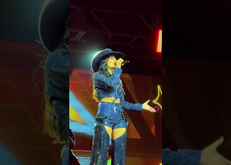 ANA CASTELA FAZ GOIÂNIA PARAR COM SHOW HISTÓRICO#anacastela #anacastelacantora #anacastelaoficial
