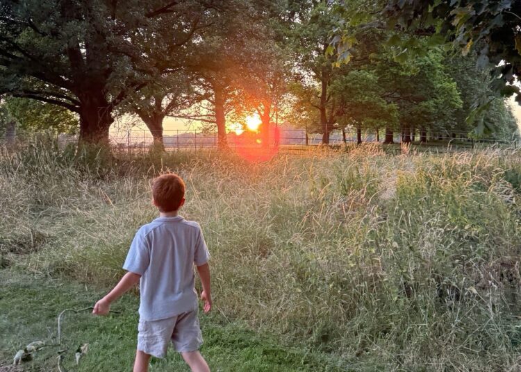 El príncipe Archie parece caminar descalzo por los terrenos de Althorp