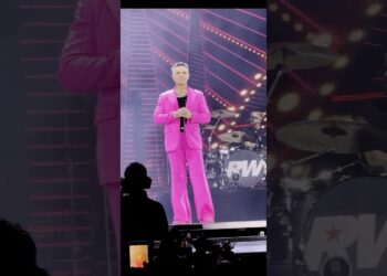 ROBBIE WILLIAMS interpreta”New York, New York”… #FrankSinatra#RobbieWilliams #NewYorkNewYork
