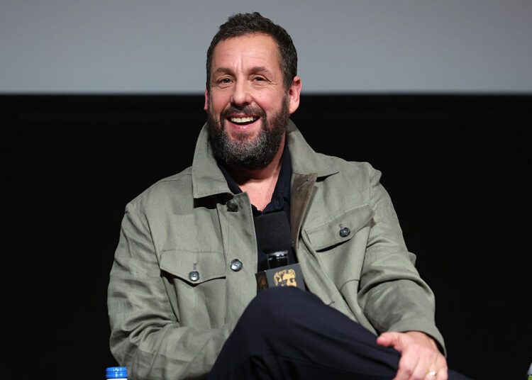 Adam Sandler ofició la boda de Taylor Swift. ¿Cuál es su conexión con la famosa pareja?
