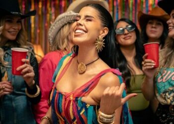 Adriana Ríos presenta 'La Piñata' con un mensaje para dejar atrás el desamor