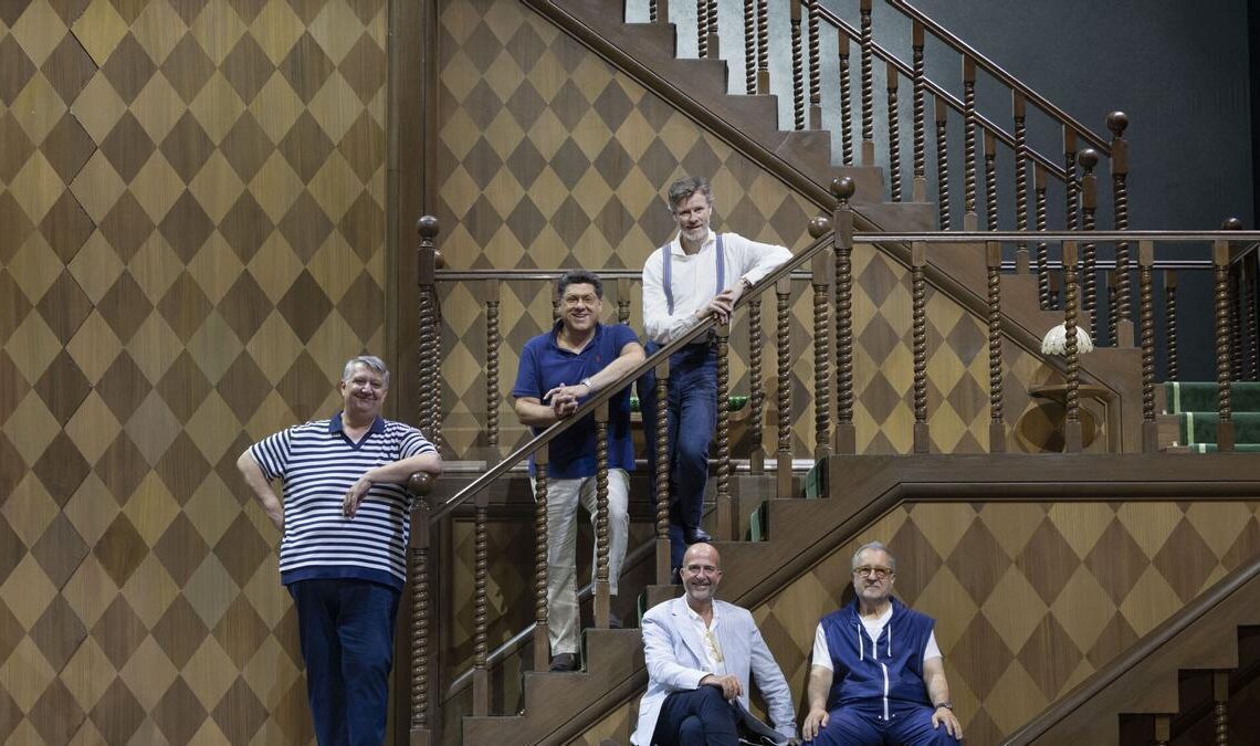 Los protagonistas de 'Falstaff', Ambrogio Maestri y Luca Salsi posan en las escaleras de la escenografía del montaje con Benoît de Leersnyder. Víctor García de Gomar, director artísitico del Liceu está sentado junto a Josep Pons, director musical.