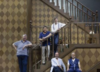 Los protagonistas de 'Falstaff', Ambrogio Maestri y Luca Salsi posan en las escaleras de la escenografía del montaje con Benoît de Leersnyder. Víctor García de Gomar, director artísitico del Liceu está sentado junto a Josep Pons, director musical.