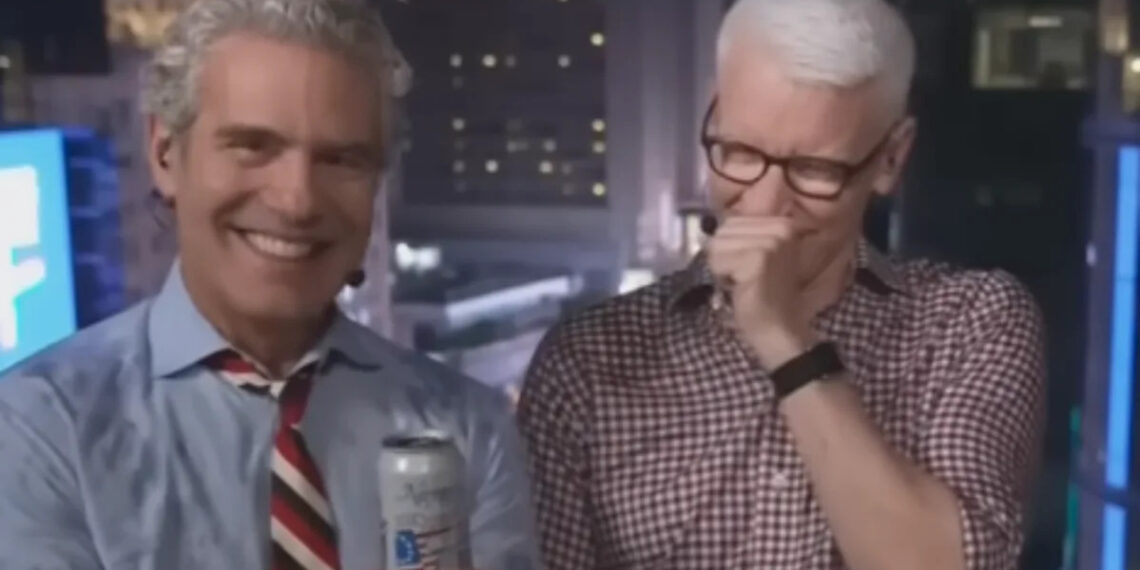 Andy Cohen y Anderson Cooper en Stitches Over Cheri Oteri como Barbara Walters en CNN