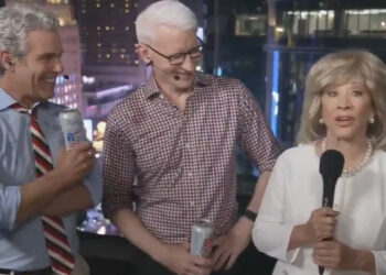 Andy Cohen y Anderson Cooper pierden el control cuando Cheri Oteri brinda la visita celestial de Barbara Walters