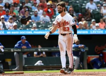 Blaze Alexander de los Orioles se fractura la mano al ser golpeado por un lanzamiento contra los Reales