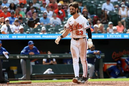 Blaze Alexander de los Orioles se fractura la mano al ser golpeado por un lanzamiento contra los Reales