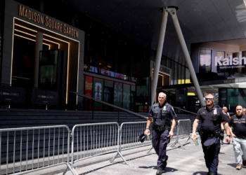 Bradley Cooper, Gigi Hadid y la publicista de Taylor Swift llegan al Madison Square Garden, donde se reporta el enlace de la cantante