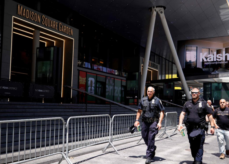 Bradley Cooper, Gigi Hadid y la publicista de Taylor Swift llegan al Madison Square Garden, donde se reporta el enlace de la cantante