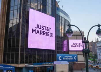 A "Recién casados" El cartel se muestra en el Madison Square Garden durante una boda entre la cantante Taylor Swift y el jugador de la Liga Nacional de Fútbol Travis Kelce el viernes 3 de julio de 2026 en Nueva York. (Foto AP/Ryan Murphy)