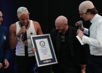 Cantante Pitbull rompió récord mundial con miles de personas usando calvas postizas